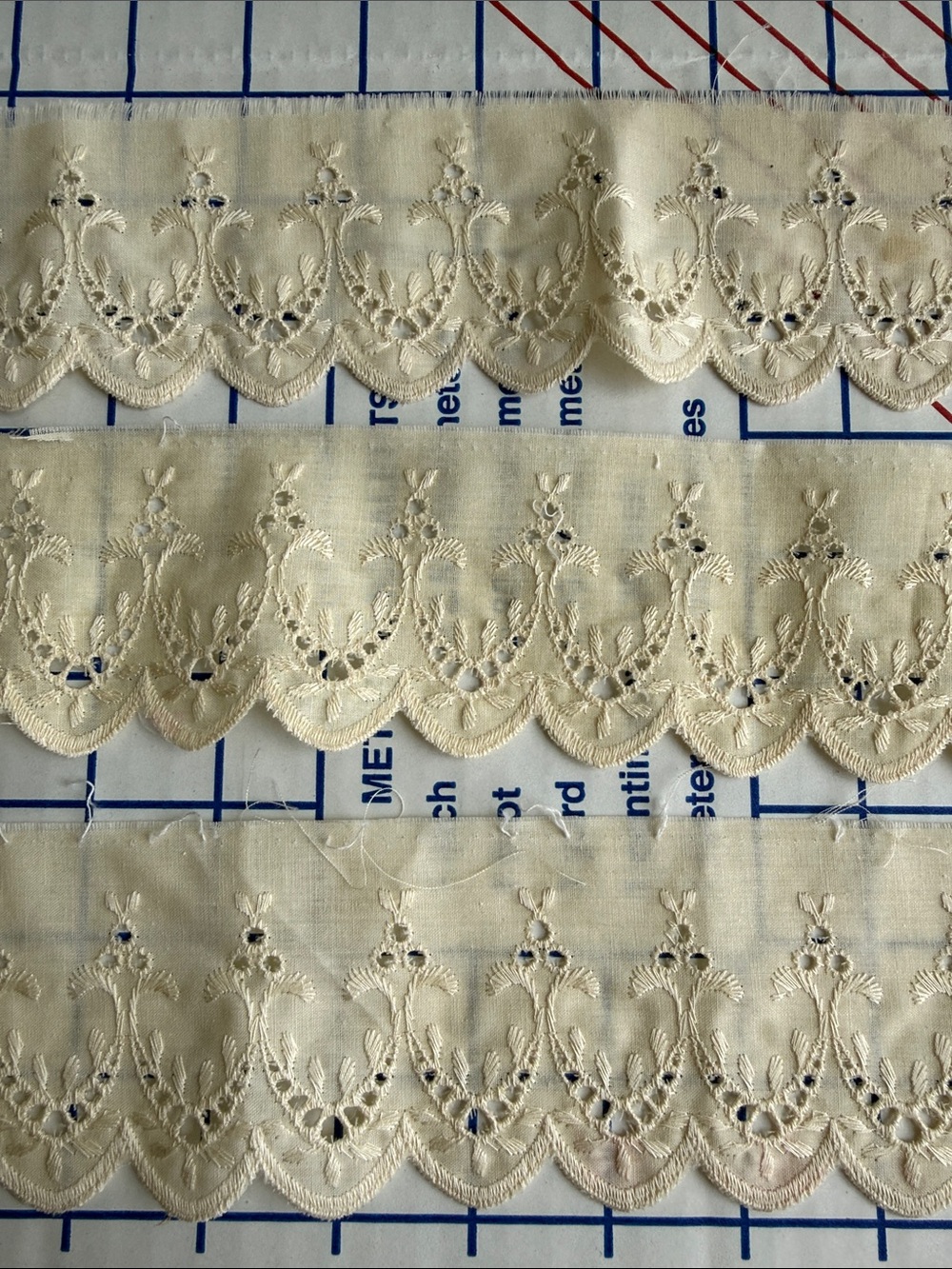 Antique circa 1930s Embroidered Eyelet Trim 2.5+ Yards x 3” Scalloped Cotton - Picture 4 of 11